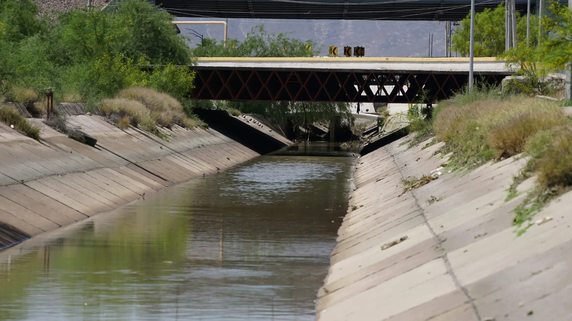 Basura provoca se desborde canal de riego en Torreón 